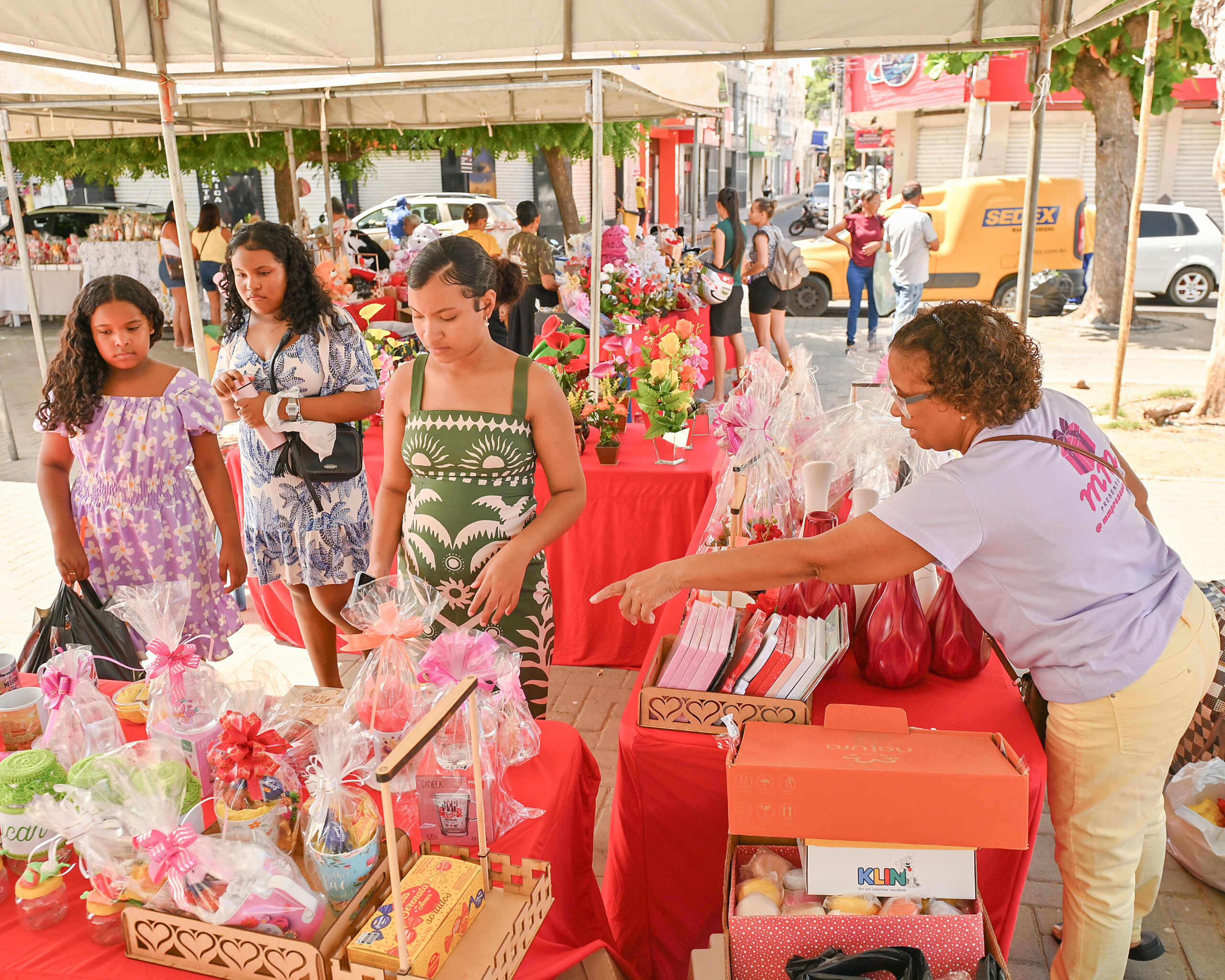 Feira de Artesanato Empreendedora de Dia das Mães inicia seu primeiro dia de vendas
